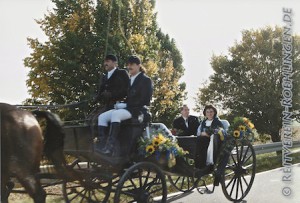 Gebhard und Manuel Bühler fahren das glückliche Brautpaar in der Kutsche....