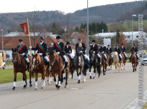 An der Standarte Helmut Hohnheiser, flankiert von Gerd und Werner Wiedenhöfer, und siehe da, die Gruppe hat noch Zuwachs bekommen: Heiko Abele darf noch auf Riko mit seinem Papa Rainer mitreiten...