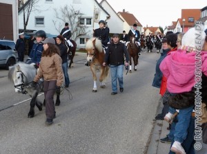 Der Reiternachwuchs ist zur Sicherheit auf geführten Pferden dabei....