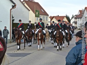 An der Standarte Helmut Hohnheiser, flankiert von Gerd und Werner Wiedenhöfer