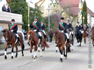 An der Standarte Helmut Hohnheiser, flankiert von Gerd und Werner Wiedenhöfer