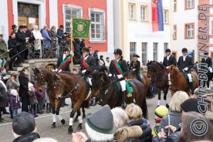 An der Standarte Werner Wiedenhöfer auf Mona, flankiert von Larissa Gösele auf Herata und Sarah Kraus