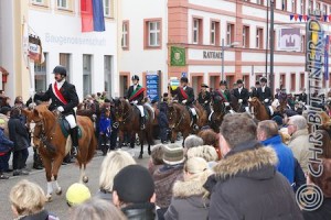 Ganz vorne Helmut Hohnheiser auf Carisma mit der "alten" Standarte, an der "neuen" Standarte Werner Wiedenhöfer auf Mona, flankiert von Larissa Gösele auf Herata und Sarah Kraus