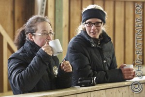 Beate Pfitzer schaut interessiert zu, wie sich ihre Noblesse anstellt mit Norbert Wesolowski