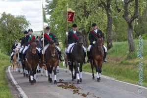 Unsere Reiter verstärkt durch Josef Graser aus Westhausen, daher die Doppelstandarte