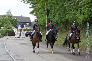 An der Standarte Rainer Abele, flankiert von Constanze Müller und Julia Kohnle