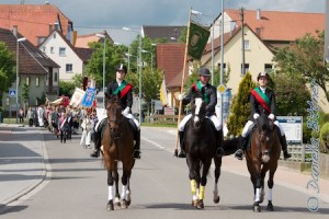 An der Standarte Rainer Abele, flankiert von Constanze Müller und Julia Kohnle