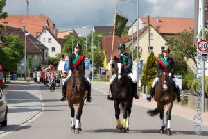 An der Standarte Rainer Abele, flankiert von Constanze Müller und Julia Kohnle