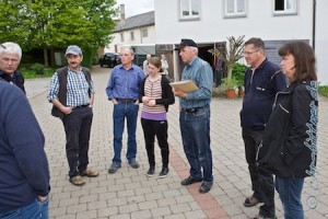 Gebhard Bühler als Gruppenführer klärt letzte organisatorische Fragen mit Reitern und Pilgern