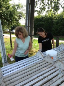 Nach dem Abbürsten und Abschleifen wurden die Gatter frisch gestrichen, hier Julia und Andrea