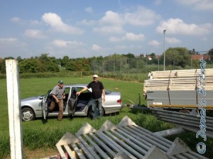 Waren das wirklich alle Gatter? Während die einen arbeiteten, haben Gebhard und Helmut Nachschub geholt...