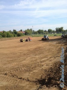 Das überschüssige Material wurde weggebaggert und der Platz schon flach gewalzt...