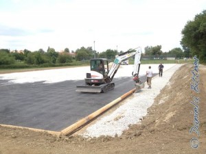 An der Drainage wird nochmals Schotter aufgefüllt.. In der Mitte wartet noch ein großer Sandhaufen...