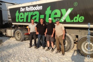 Helmut Epacher und Gebhard Bühler mit den beiden Chefs von Terra-Tex...