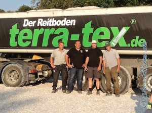 Helmut Epacher und Gebhard Bühler mit den beiden Chefs von Terra-Tex...