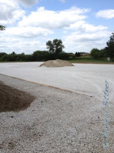 Nur noch den Sand verteilen... Dies ist ein spezieller Quarzsand, der den Boden besondere Stabilität gibt