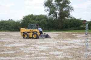 Nur noch den Sand verteilen... Dies ist ein spezieller Quarzsand, der den Boden besondere Stabilität gibt