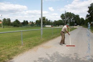 Gebhard Bühler macht nebenbei die Straße sauber..