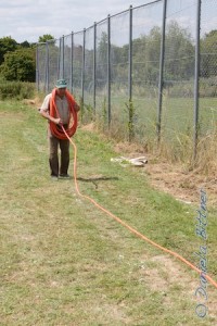 Gebhard Bühler wickelt den Wasserschlauch auf...