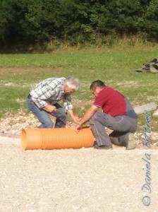 Josef Wecker und Georg Gösele verpassen der Elektronik der Anlage noch eine Haube (als Kontrollschacht)