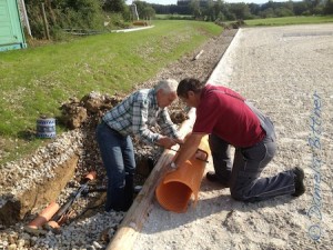 Josef Wecker und Georg Gösele verpassen der Elektronik der Anlage noch eine Haube (als Kontrollschacht)