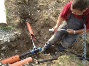 Josef Wecker kümmert sich um die Anschlüsse vom Wasser...