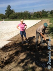 Gebhard Bühler und Tanja Spaag versuchen, den harten Boden aufzulockern für das Gras...