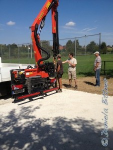 Die Holzpfähle werden hier in die Erde gedrückt...