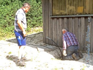 Georg Gösele und Josef Wecker beim Wasseranschluss bei der Reithalle...