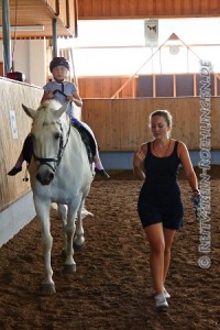 Dorothee Konle durfte ganz schön schwitzen, Runde um Runde lief sie mit Jacko und dem Kindern darauf. Manche durften sogar traben oder mal "allein" reiten. Dorothee war immer dabei und passte auf...