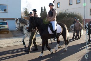 Leonie und Dominik Esdar, Martin Esdar hat die Pferde zur Sicherheit noch an einem weiteren Strick...