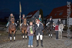 Die Jubilarin und Gebhard Bühler vor den Reitern....