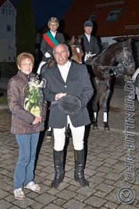 Die Jubilarin und Gebhard Bühler vor den Reitern....