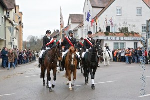 Unsere Reiter an der alten Standarte, in der Mitte Helmut Hohnheiser, flankiert von Larissa und Georg Gösele