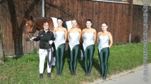 Anja Zappe, die Trainerin mit Rafaela Gschwender, Amelie Grundler, Larissa Gösele und Jana Rathgeb  in den neuen Anzügen...