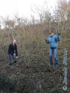 Charlotte Uhl und Sandra Schneider haben die vielen Äste und Zweige auf den Weg geworfen...