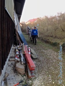 Hier sieht man schon schön, wie aufgeräumt es wieder aussieht. Georg Gösele und Manuel Bühler holen hier eine Treppe zum leichteren Beladen des Lasters....