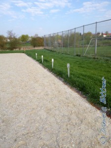 Für die Umrandung wurden verzinkte Bodenhülsen in den Boden gesteckt...