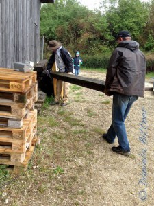 Die alten Eisenbahnschwellen werden voraussichtlich ihre Verwendung beim Podest vor dem Container finden...