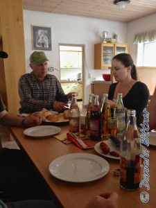 Julia Abele und Andrea Ohmayer haben ein kleines Vesper für die Helfer im Reiterstübchen hergerichtet, hier sieht man Julia und Gebhard noch kurz in der Pause...