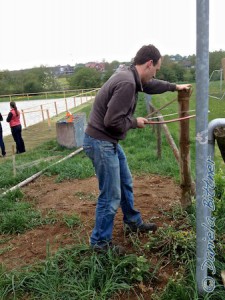 Manuel Bühler hat den Pfosten zum Sportplatz repariert...