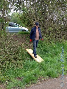 Hier wurde ein schneller Zugang zwischen Reithalle und Reitplatz geschaffen, Martin Esdar probiert die neue "Brücke" gleich mal aus...