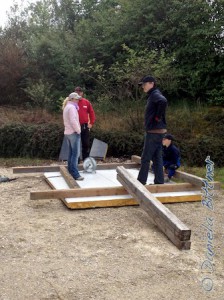 Draußen kümmern sich weitere Helfer, Martin Esdar und Rainer Abele, um das Floss selbst. Auf verkleidete Styrodur-Platten wird Holz moniert...