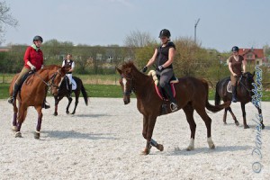 Das komplette Team Best Agers, hier Nadine Pauls auf Davica de Viva M (Fuchs, Reiterin in rot), Barbara Zeller auf Ronda (Pferd schwarz, weiße Schabracke), Anette Schmid auf New Darling (Pferd schwarz, dunkle Schabracke) und Julia Heindel auf Lena (Fuchs)