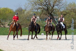 Das komplette Team Best Agers, hier Nadine Pauls auf Davica de Viva M (Fuchs, Reiterin in rot), Barbara Zeller auf Ronda (Pferd schwarz, weiße Schabracke), Anette Schmid auf New Darling (Pferd schwarz, dunkle Schabracke) und Julia Heindel auf Lena (Fuchs)