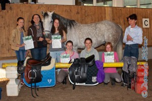 Hier sind die erfolgreichen Teilnehmerinnen Melanie Erhard, Lena Ellenrieder, Charlotte Uhl, Rebecca Pöschl und Elena Boschatzke mit Ausbilderin Cornelia Wengert und Prüferin Christina Knorr, dahinter steht noch der geduldige Fennek. Stolz zeigen sie ihre Urkunden.