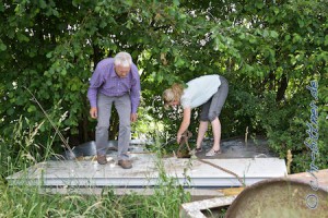 Hinter der Reithalle im Gebüsch war das Floss wegen des Turniers versteckt worden. Inga Maierhöfer und Georg Gösele zurren es mit Stahlseilen fest zum Herausheben...