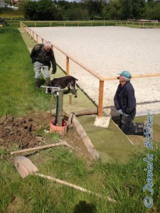 Darauf kommt dann wieder der Teppich, daneben ist der Anschluss von Strom und Wasser.