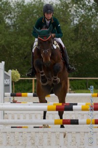 Stefanie Pape auf Cazador in der Springpferdeprüfung Klasse A, auch sie siegte in ihrer Abteilung.