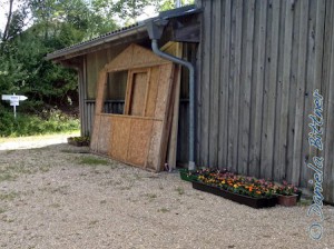 Hier steht noch die zweite Hütte, der Blumenschmuck ist auch schon da und immer mehr Schilder sind aufgestellt...